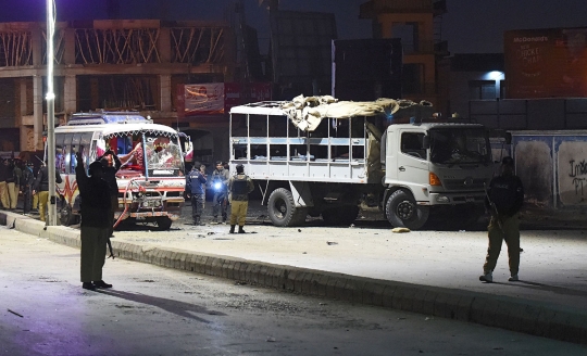 Serangan bom bunuh diri hantam truk polisi Pakistan, 7 tewas