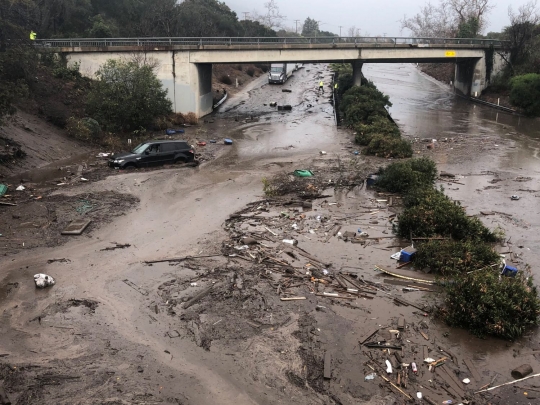 Banjir dan tanah longsor lumpuhkan AS