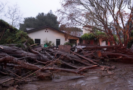 Banjir dan tanah longsor lumpuhkan AS