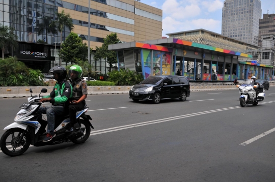 Petugas Dishub copot rambu larangan motor di Jalan MH Thamrin