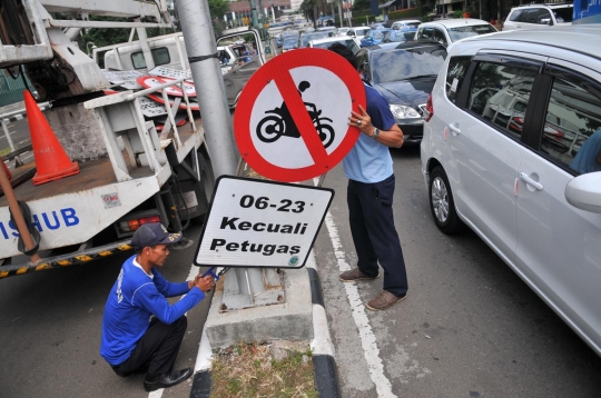 Petugas Dishub copot rambu larangan motor di Jalan MH Thamrin