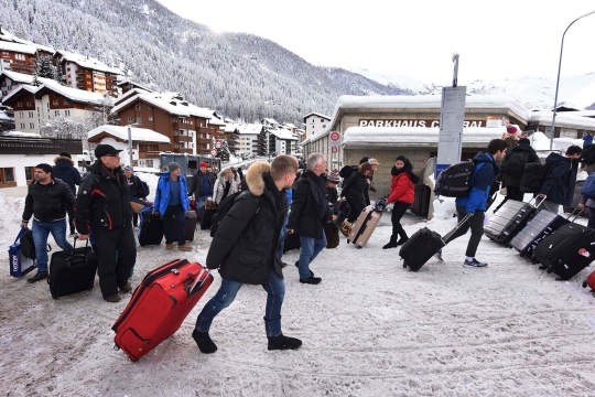 Belasan ribu turis terjebak di Pegunungan Alpen akibat badai salju