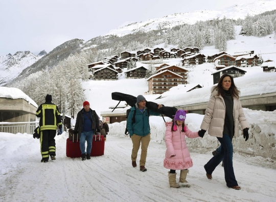 Belasan ribu turis terjebak di Pegunungan Alpen akibat badai salju
