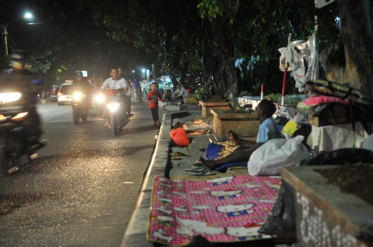 Puluhan WNA berminggu-minggu tinggal di trotoar demi mendapat suaka