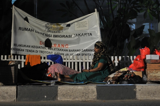 Puluhan WNA berminggu-minggu tinggal di trotoar demi mendapat suaka