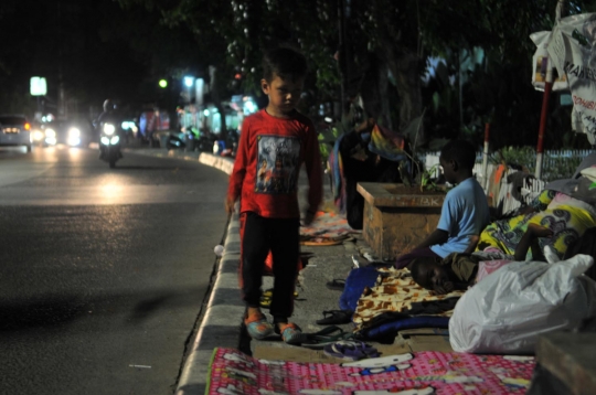 Puluhan WNA berminggu-minggu tinggal di trotoar demi mendapat suaka