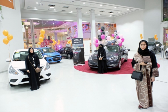 Mengunjungi showroom mobil khusus wanita di Arab Saudi
