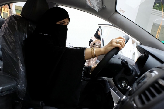 Mengunjungi showroom mobil khusus wanita di Arab Saudi