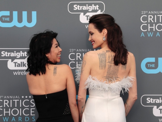 Hadiri Critics Choice Awards, Angelina Jolie pamer tato di punggung