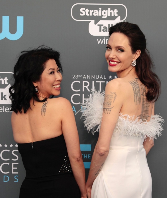 Hadiri Critics Choice Awards, Angelina Jolie pamer tato di punggung