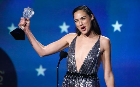 Deretan bintang cantik papan atas raih trofi Critics Choice Awards 2018