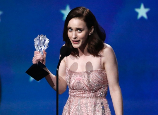 Deretan bintang cantik papan atas raih trofi Critics Choice Awards 2018