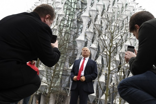 Batal datang & takut didemo, Inggris hadirkan replika Trump di gedung baru Kedubes AS