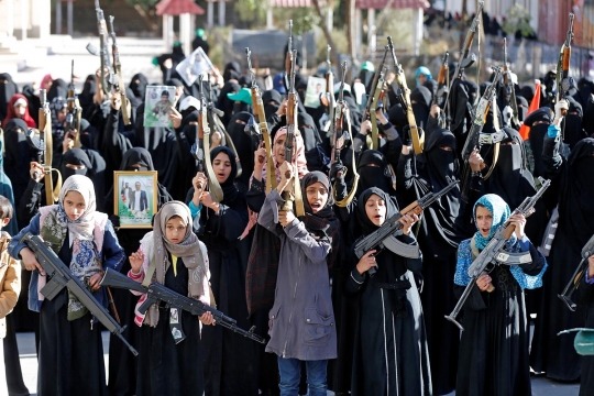Aksi anak-anak dan wanita Yaman angkat senjata dukung Houthi