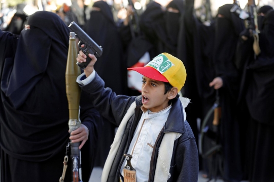 Aksi anak-anak dan wanita Yaman angkat senjata dukung Houthi