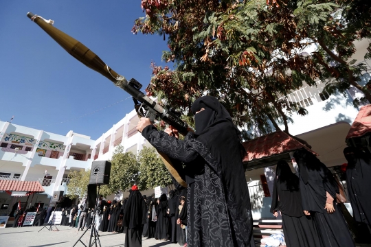 Aksi anak-anak dan wanita Yaman angkat senjata dukung Houthi