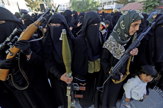 Aksi anak-anak dan wanita Yaman angkat senjata dukung Houthi