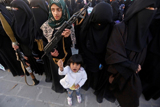 Aksi anak-anak dan wanita Yaman angkat senjata dukung Houthi