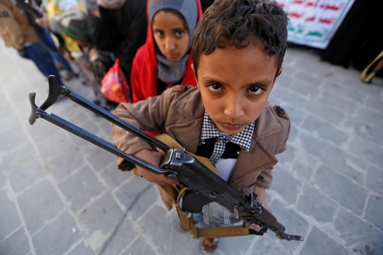 Aksi anak-anak dan wanita Yaman angkat senjata dukung Houthi