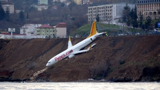 Tergelincir, pesawat Turki ini nyaris nyemplung ke Laut Hitam