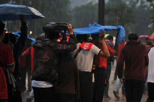 Antusiasme suporter rela hujan-hujanan demi dukung Indonesia melawan Islandia
