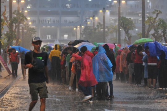 Antusiasme suporter rela hujan-hujanan demi dukung Indonesia melawan Islandia