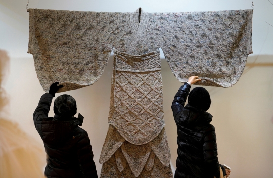 Keren, desainer China sulap koran bekas jadi baju Dinasti Han yang menakjubkan