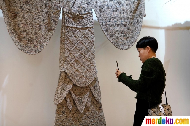 Foto Keren Desainer China Sulap Koran Bekas Jadi Baju