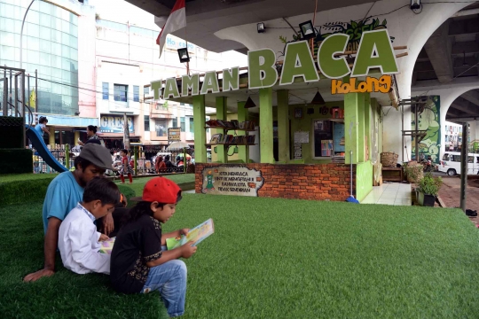 Menengok taman baca di kolong flyover Ciputat