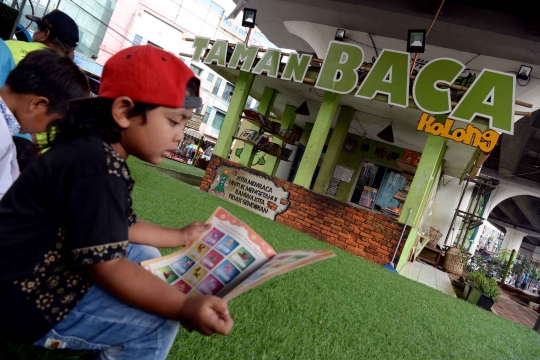 Menengok taman baca di kolong flyover Ciputat