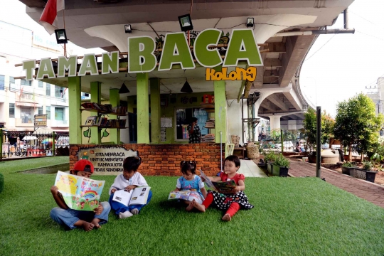 Menengok taman baca di kolong flyover Ciputat