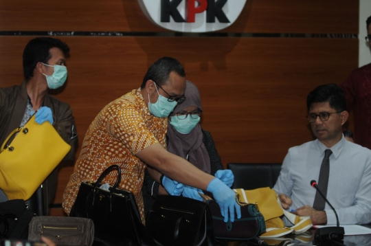 KPK tunjukkan sejumlah tas merek terkenal milik tersangka Bupati Kukar