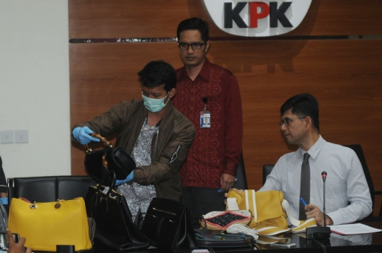 KPK tunjukkan sejumlah tas merek terkenal milik tersangka Bupati Kukar
