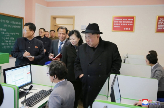 Gaya Kim Jong-un saat berkunjung ke Universitas Guru
