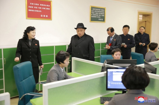 Gaya Kim Jong-un saat berkunjung ke Universitas Guru