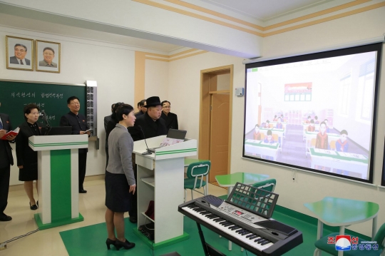 Gaya Kim Jong-un saat berkunjung ke Universitas Guru