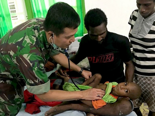 Dokter TNI terjun langsung periksa kesehatan anak-anak Asmat