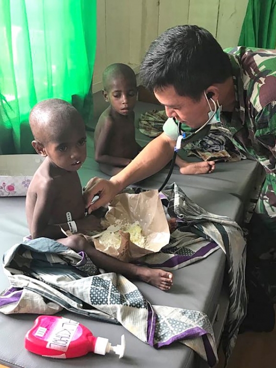 Dokter TNI terjun langsung periksa kesehatan anak-anak Asmat