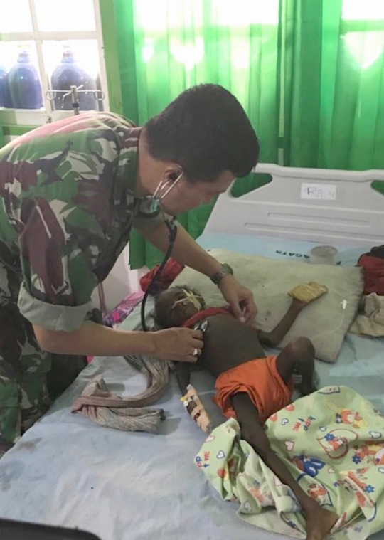 Dokter TNI terjun langsung periksa kesehatan anak-anak Asmat