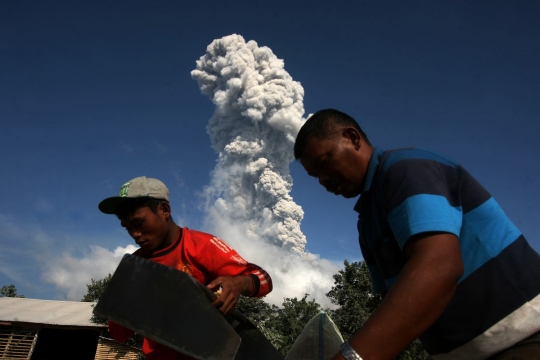 Penampakan Gunung Sinabung yang kembali muntahkan abu setinggi 3.500 meter