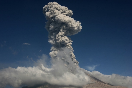 Penampakan Gunung Sinabung yang kembali muntahkan abu setinggi 3.500 meter