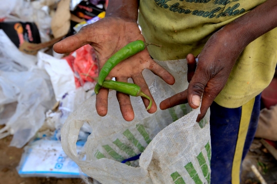 Potret miris keluarga miskin Yaman bertahan hidup dari makanan di tempat sampah