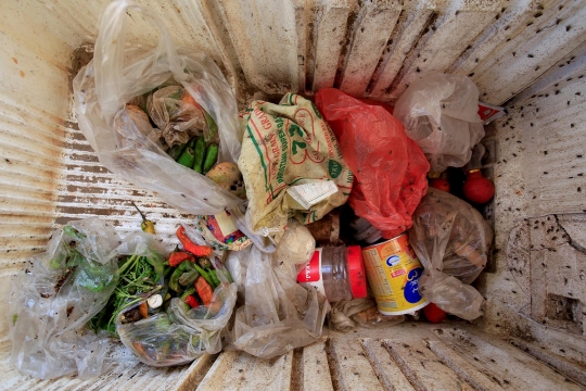 Potret miris keluarga miskin Yaman bertahan hidup dari makanan di tempat sampah