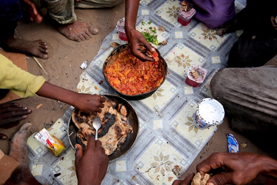 Potret miris keluarga miskin Yaman bertahan hidup dari makanan di tempat sampah