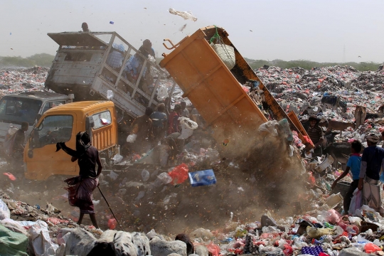 Potret miris keluarga miskin Yaman bertahan hidup dari makanan di tempat sampah