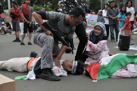 Aksi 'tentara Israel' tindas 'warga Palestina' di Bundaran HI