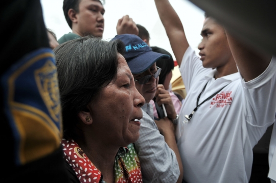 Ribuan warga desak-desakan demi membuat paspor di Monas