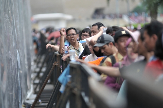 Ribuan warga desak-desakan demi membuat paspor di Monas