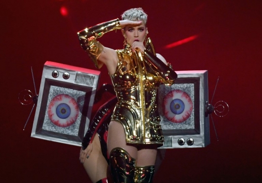 Kemilau gaya Katy Perry dalam 'kostum robot' emas