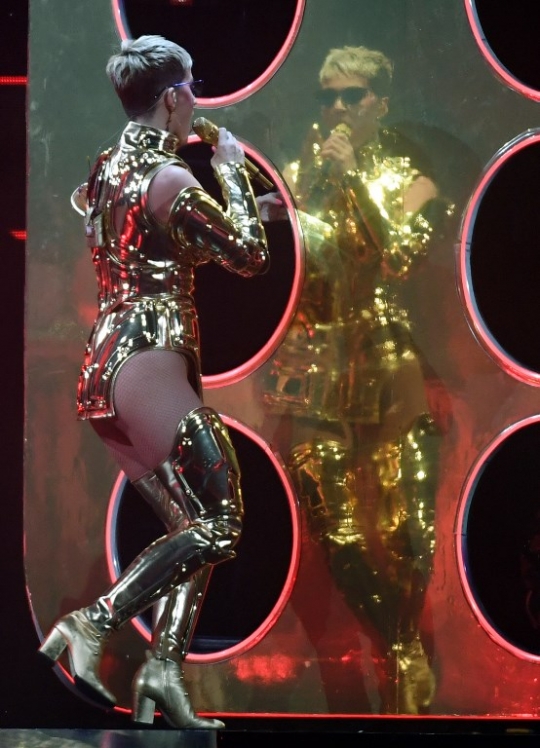 Kemilau gaya Katy Perry dalam 'kostum robot' emas